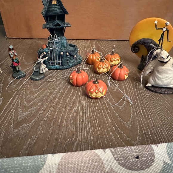 Nightmare Before Christmas Tree and ornaments from Bradford Exchange - Picture 9 of 9